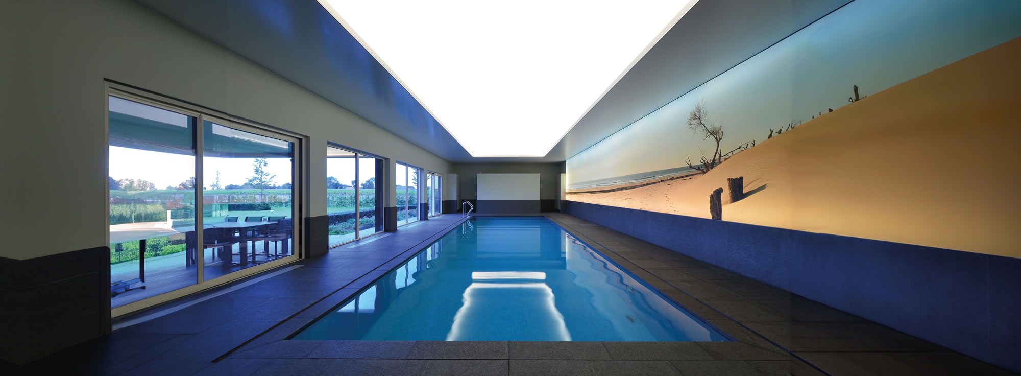 Plafond Barrisol lumineux pour Piscine intérieure, et mur imprimé lumineux