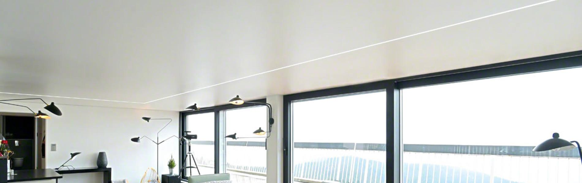 Plafond tendu Barrisol, avec ligne lumineuse